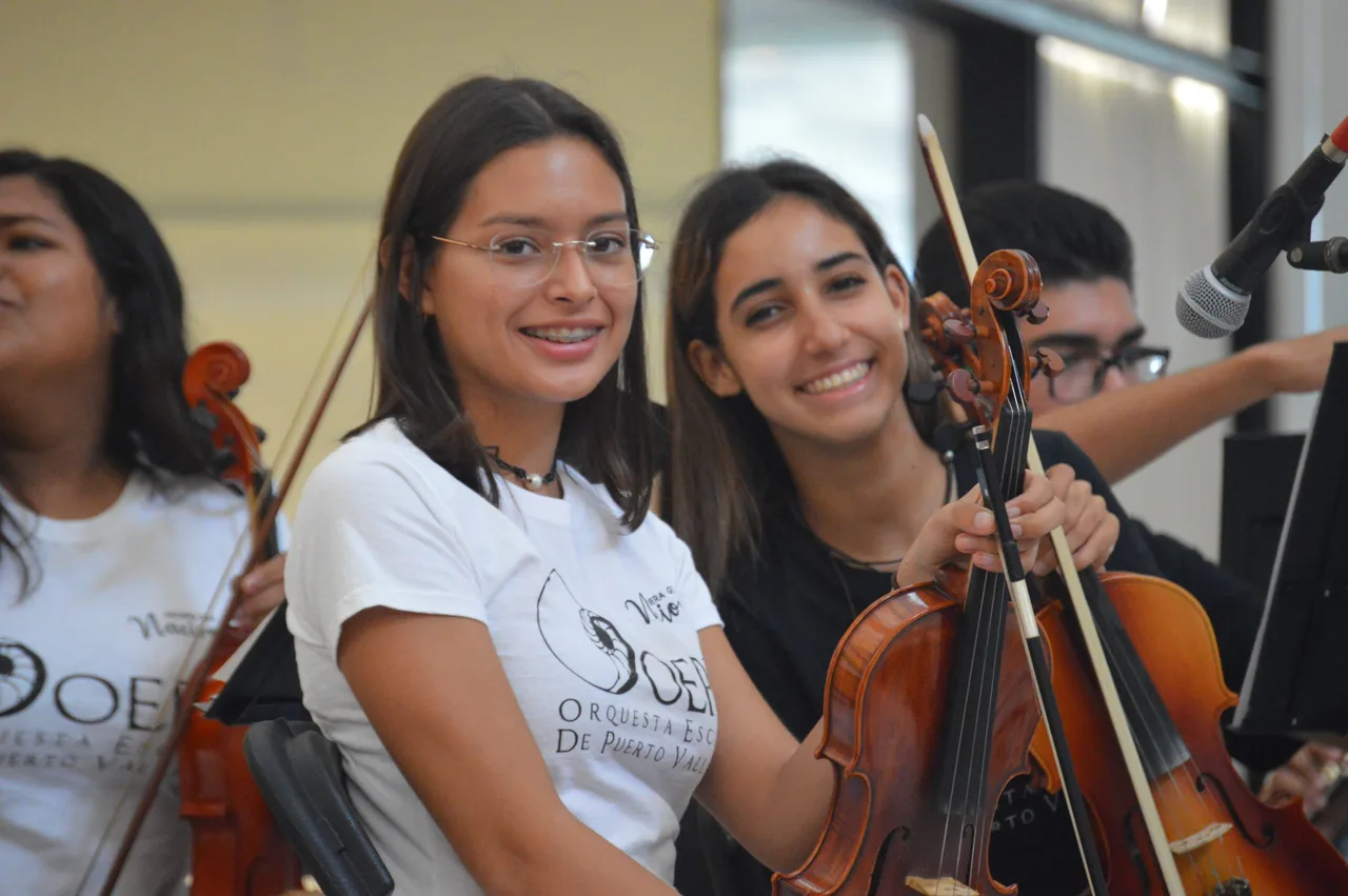 Estudiantes de OEPV con su violonchelo