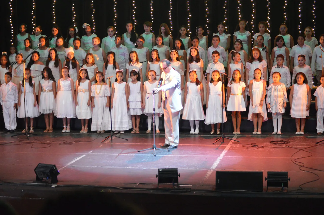Coro de OEPV durante una presentación