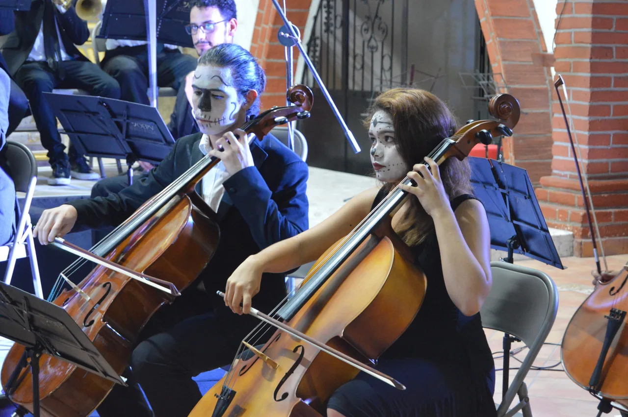 Estudiantes de OEPV interpretando violonchelo en concierto