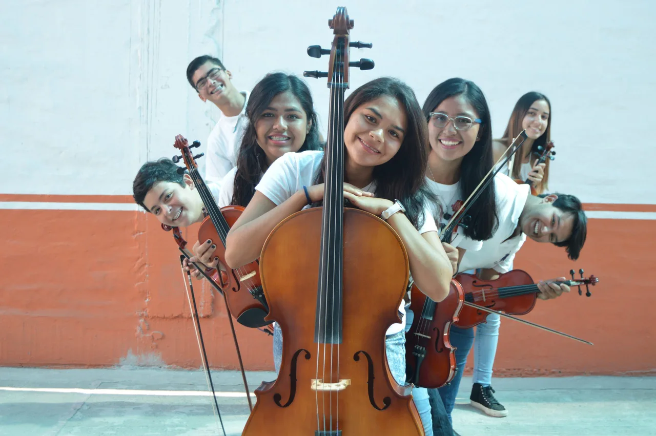 Estudiantes de OEPV compartiendo un momento con su violonchelo