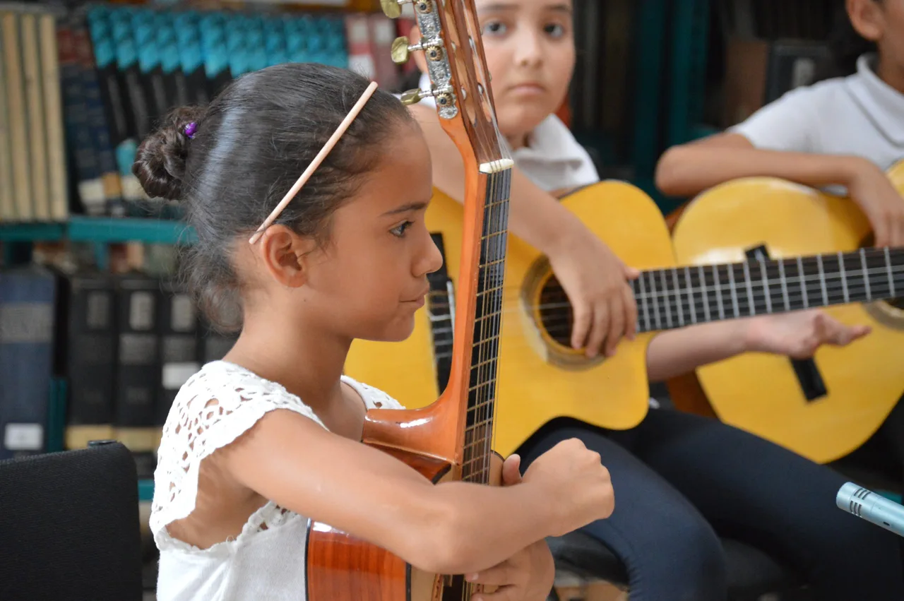 Estudiante de OEPV aprendiendo a tocar el violín