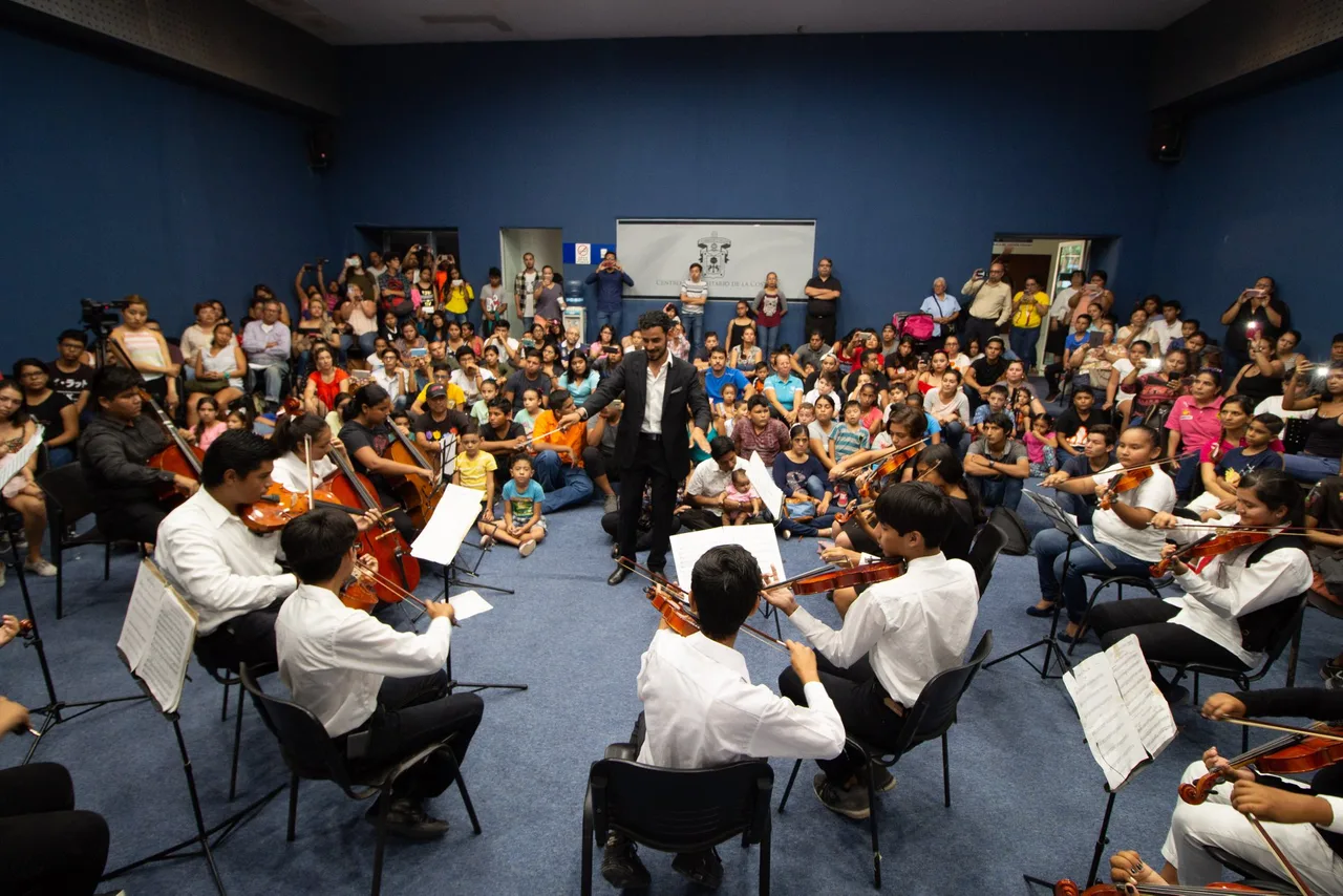 Orquesta de OEPV reunida sobre el escenario
