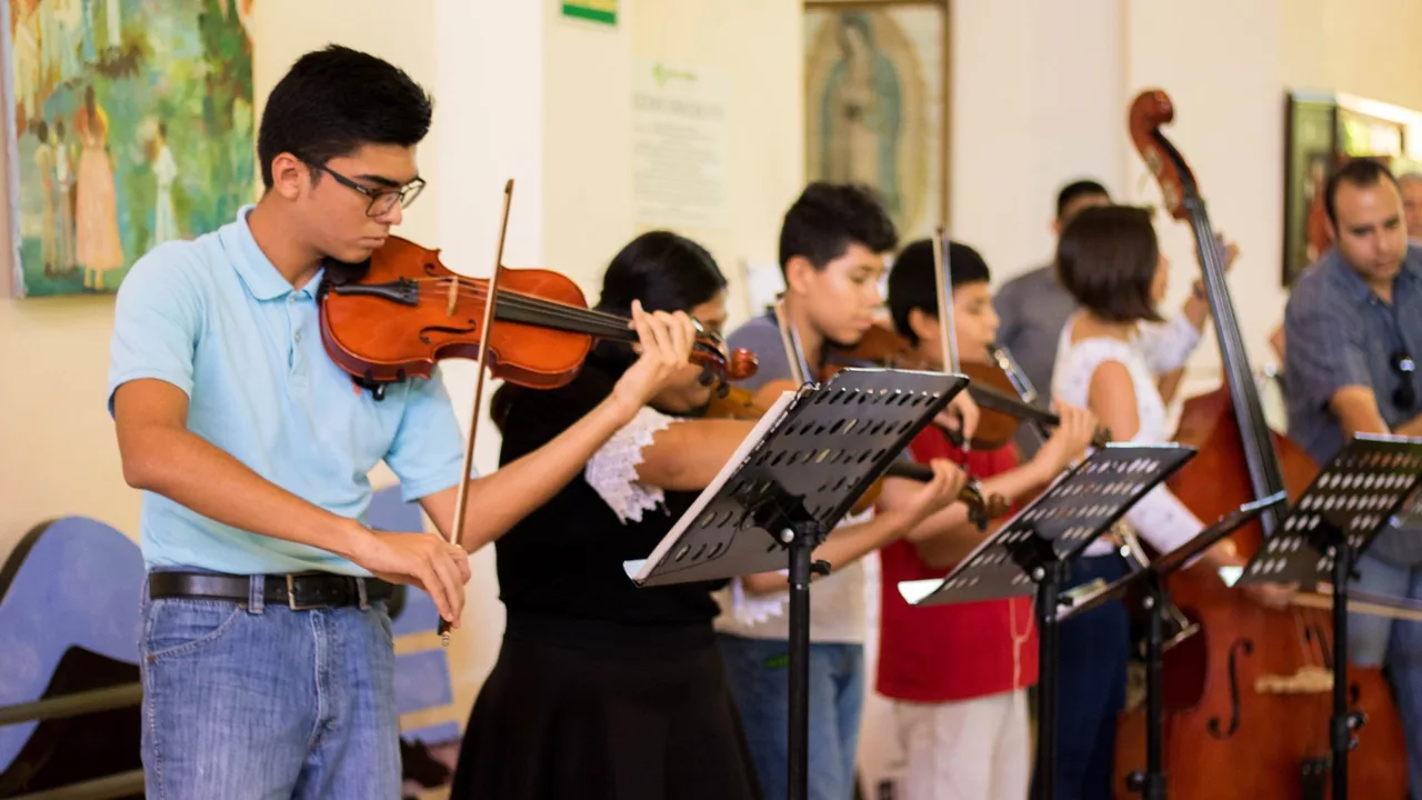 Estudiantes de OEPV en un ensayo de cuerdas
