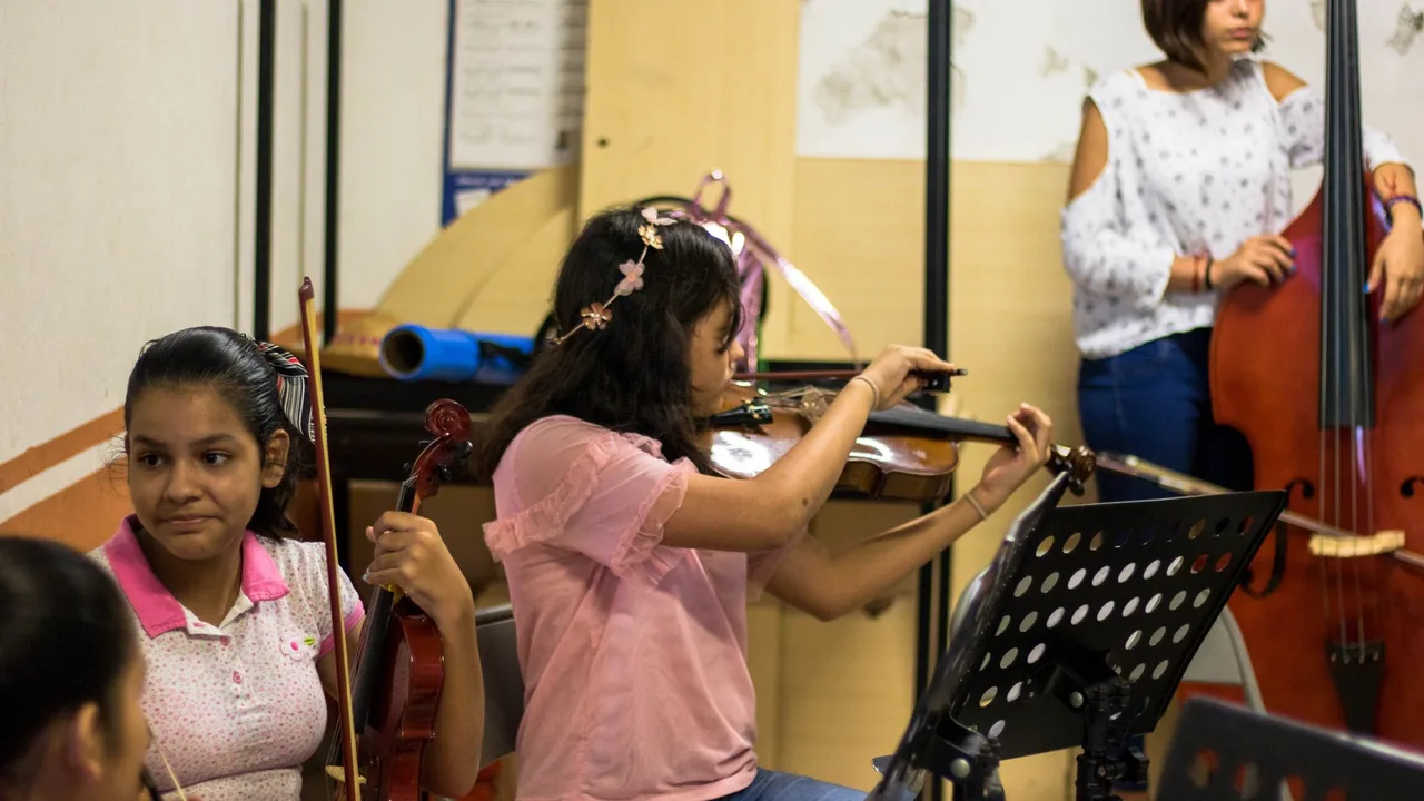 Estudiante de OEPV practicando el violín