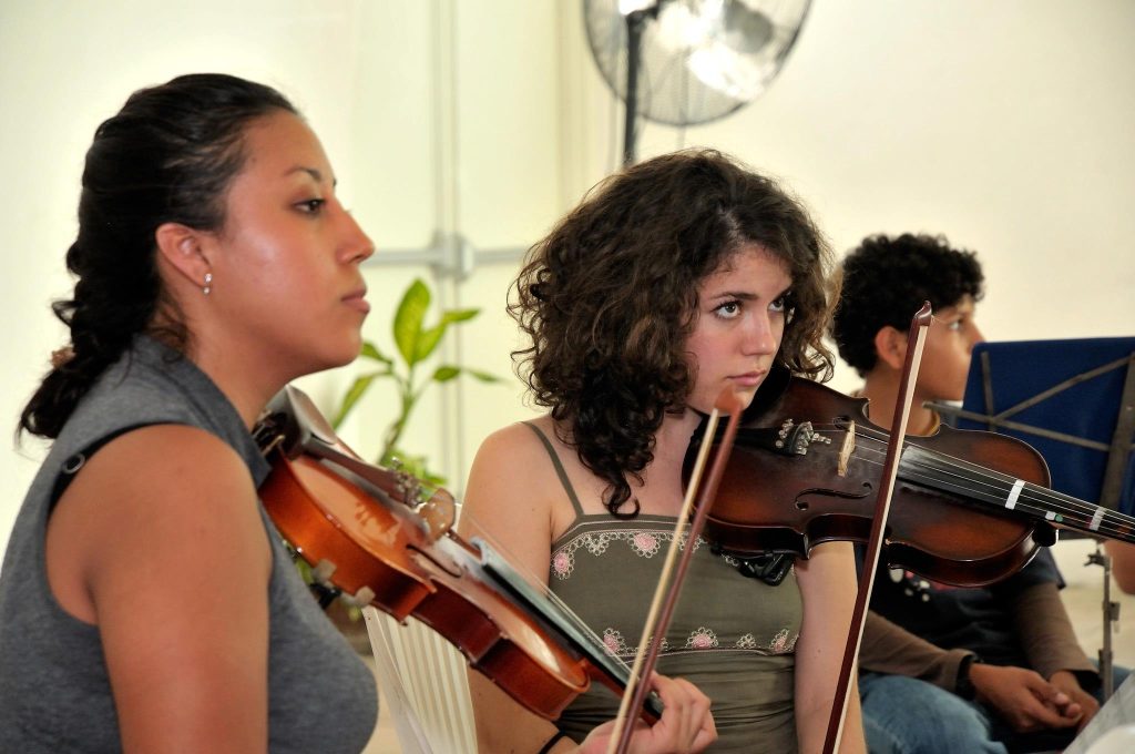 Estudiantes de OEPV practicando instrumentos de cuerda