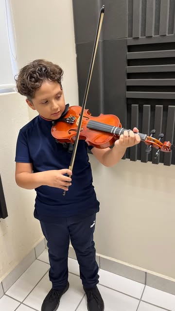 Video by Orquesta Escuela de Puerto Vallarta on September 03, 2026. Puede ser una imagen de violín, violonchelo y texto.